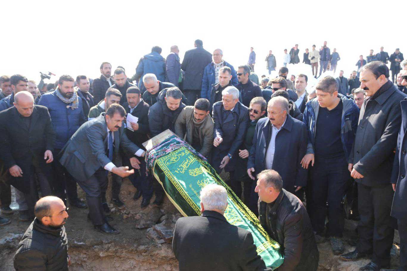 Van'da, depremde hayatını kaybeden 9 kişinin cenazesi defnedildi
